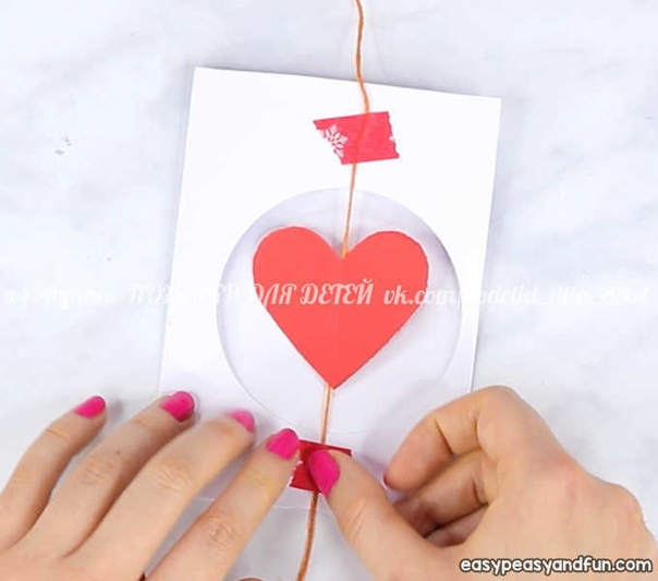 Открытка с крутящимся сердечком Чтобы сердечко при открывании открытки крутилось, нужно перед закрытием провернуть его на нитке несколько раз, а затем аккуратно закрыть